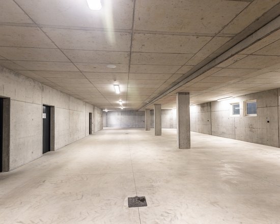 Unsere große, geschlossene Garage