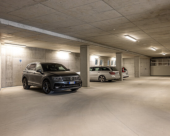 Unsere große, geschlossene Garage