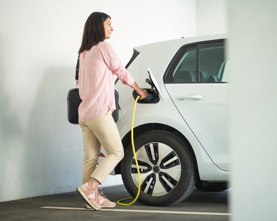 Unsere große, geschlossene Garage mit E-Ladestation